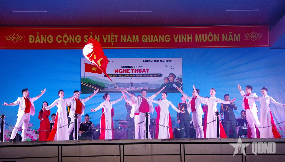 Quân khu 2 biểu diễn nghệ thuật phục vụ cán bộ, chiến sĩ và nhân dân tại tỉnh Sơn La

